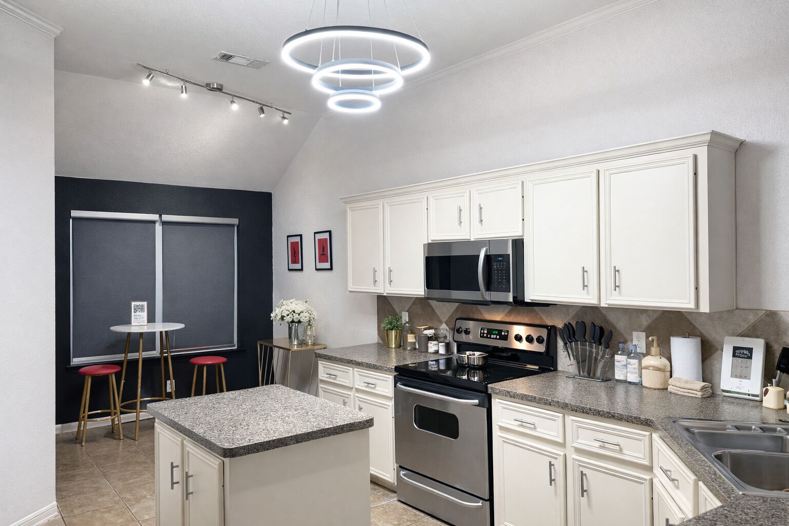 Refrigerador, microondas, horno y parrilla de estufa 