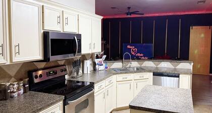 Luxury Couples Hideaway | King Bed • Jacuzzi Spa • Private Retreat