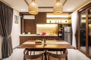 Refrigerador, parrilla de estufa, tostadora y utensilios de cocina 