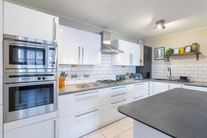 Réfrigérateur, four à micro-ondes, un four, surface de cuisson