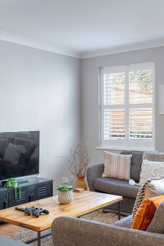 Beautiful 2 Bed property with parking by the sea