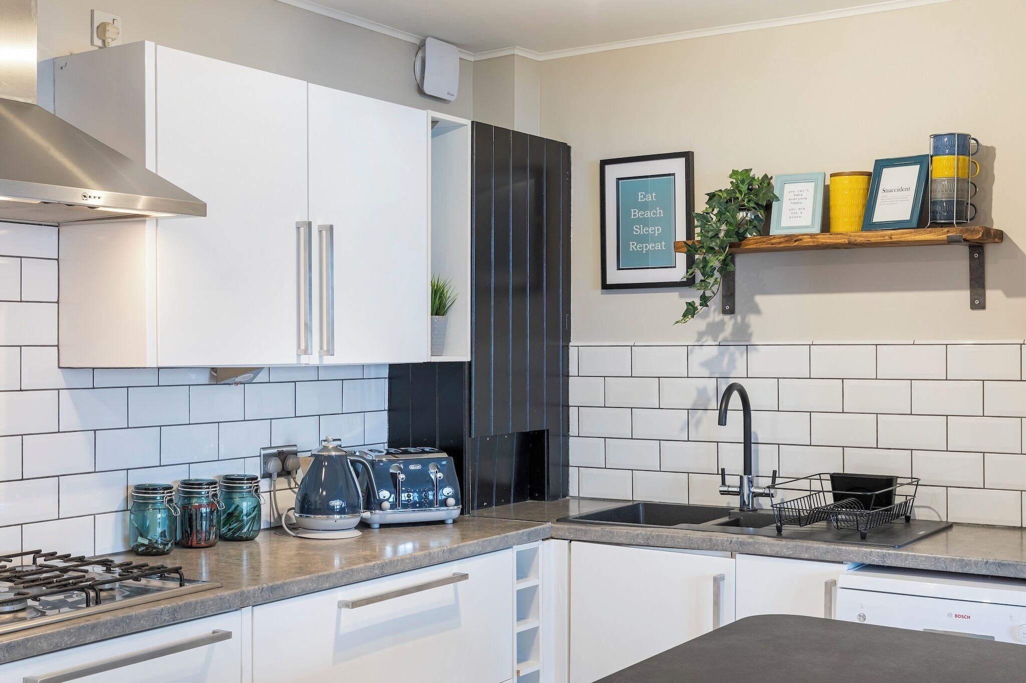 Køleskab, mikrobølgeovn, ovn, kogeplade