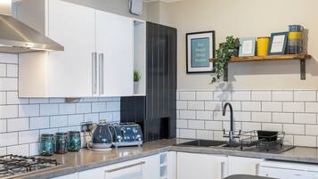 Køleskab, mikrobølgeovn, ovn, kogeplade