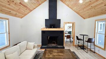Smart TV, chimenea, libros y oficina