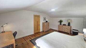 3 bedrooms, desk, Internet, bed sheets