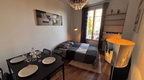 1 slaapkamer, een strijkplank/strijkijzer, wifi, beddengoed