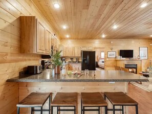 4 bedrooms - Charming Smoky Mountain Cabin w Hot tub Views (Gatlinburg)