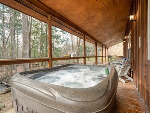 4 bedrooms - Charming Smoky Mountain Cabin w Hot tub Views (Gatlinburg)