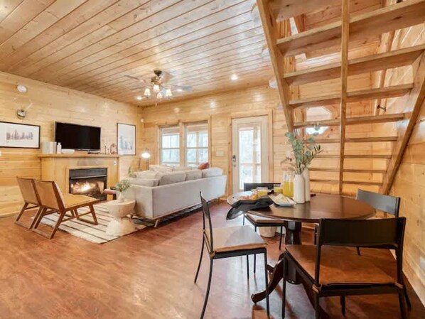 4 bedrooms - Charming Smoky Mountain Cabin w Hot tub Views (Gatlinburg)
