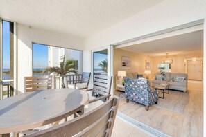 Dining - FUN IN THE SUN! FAMILY ISLAND BEACHFRONT VACATION CONDO! SANDCAPER 207! (Fort Myers Beach)