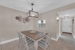 Dining - FUN IN THE SUN! FAMILY ISLAND BEACHFRONT VACATION CONDO! SANDCAPER 207! (Fort Myers Beach)