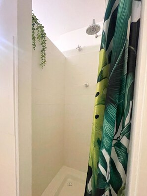 Haartrockner, Bidet, Handtücher, Seife