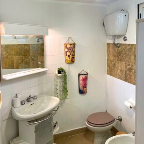 Haartrockner, Bidet, Handtücher, Seife