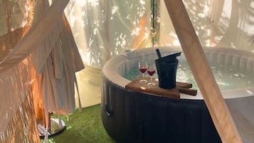 Outdoor spa tub