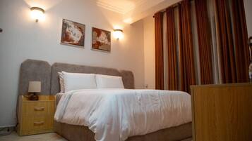 4 habitaciones, escritorio y tabla de planchar con plancha