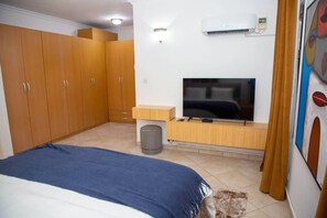 4 Schlafzimmer, Schreibtisch, Bügeleisen/Bügelbrett, Reisekinderbett