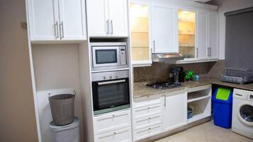 KĂŒhlschrank, Mikrowelle, Ofen, Wasserkocher mit Kaffee-/Teezubehör