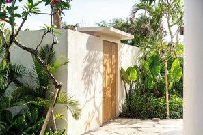 Exterior detail - Spacious 6BR villa with 17m pool in Berawa Canggu (Bali)