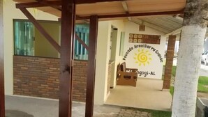 Un espacio al aire libre techado con un sendero de piedra que conduce a un edificio con un letrero que dice "Pousada Real Barra Grande".