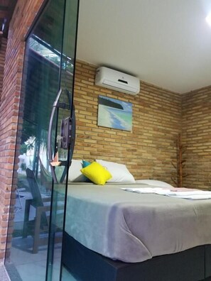 Comfort Üç Kişilik Oda, Balkon/Veranda, Avlu Manzaralı | Dizüstü bilgisayar çalışma alanı, ütü/ütü masası 