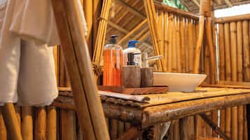 Tienda de lujo, vistas al jardín | Baño