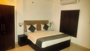 Deluxe Room | Laptop workspace, blackout drapes, iron/ironing board, free WiFi