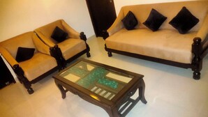 Een woonkamer met twee banken en een glazen salontafel.