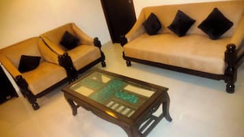 Deluxe Room | Living area | TV