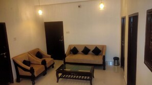 Deluxe Room | Living area | TV
