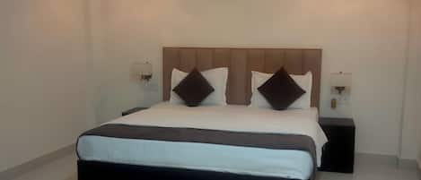 Habitación Deluxe | Espacio para trabajar con un portátil y cortinas opacas