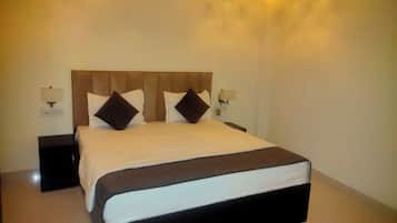 Deluxe Room | Laptop workspace, blackout drapes, iron/ironing board, free WiFi