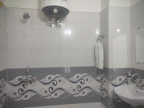 Kamar Deluks | Kamar mandi | Shower, handuk, sabun, dan sampo