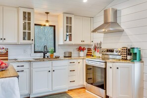 House (2 Bedrooms) | Interior - 1 Mi to Marina: Cabin w/ Views Near Atwood Lake! (Dellroy)