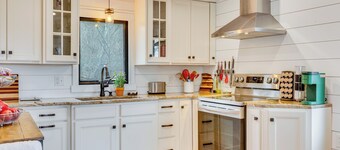 1 Mi to Marina: Cabin w/ Views Near Atwood Lake!