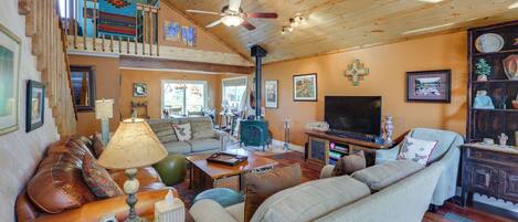 House (4 Bedrooms) | Living area | Fireplace, table tennis, books