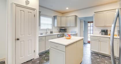 Walk to Eats: Midtown Memphis Home w/ Patio!