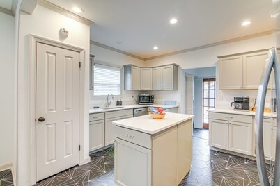 Walk to Eats: Midtown Memphis Home w/ Patio!