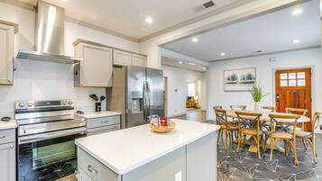 House (4 Bedrooms) | Interior