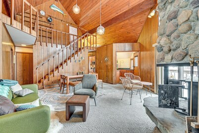 Near Canandaigua Lake: Retro Cabin w/ Deck & Views