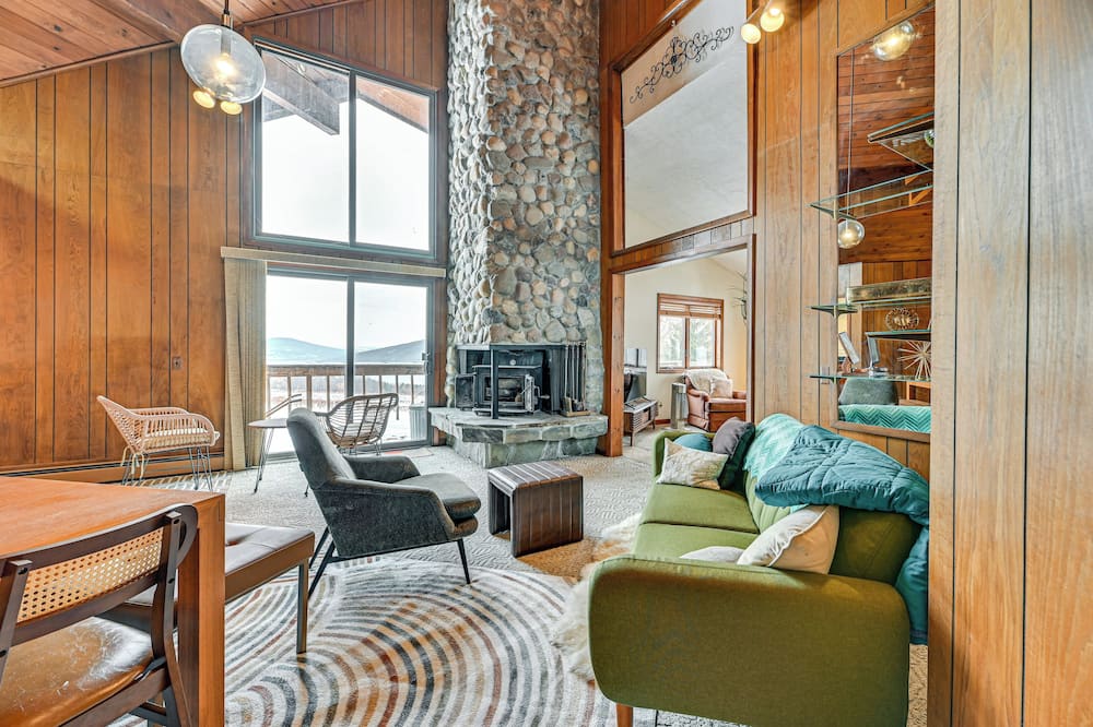 Near Canandaigua Lake: Retro Cabin w/ Deck & Views - Italy, NY