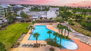 Un resort con una amplia piscina, varias construcciones y un césped bien cuidado.