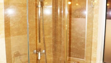 Kostenlose Toilettenartikel, Haartrockner, Bademäntel, Hausschuhe