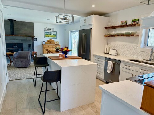 Riverwood Retreat: Modern Charm by the River