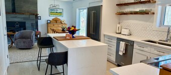 Riverwood Retreat: Modern Charm by the River