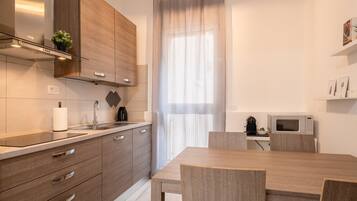 Een koelkast, een magnetron, een oven, een vaatwasser