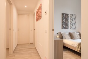 3 dormitorios, tabla de planchar con plancha, ropa de cama