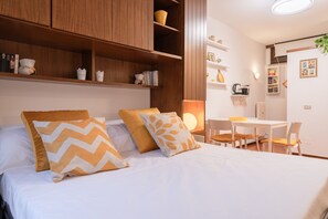 1 slaapkamer, een strijkplank/strijkijzer, gratis wifi, beddengoed