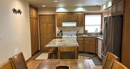Hot tub, Pet friendly, directly across from GM Rec Center