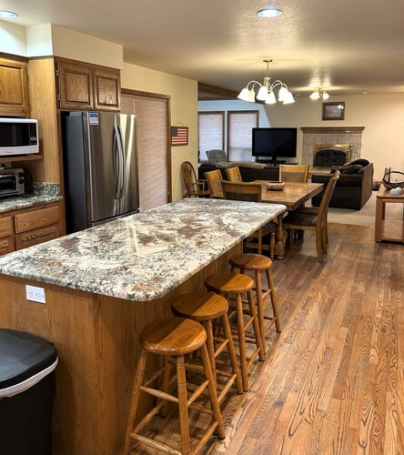 Hot tub, Pet friendly, directly across from GM Rec Center