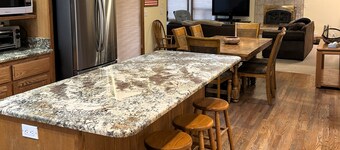 Hot tub, Pet friendly, directly across from GM Rec Center